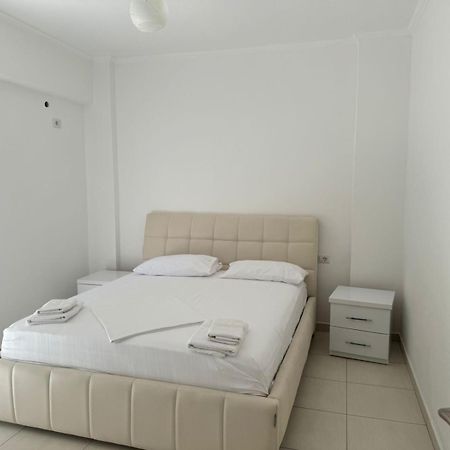 Xhulio Apartments Sarandë Buitenkant foto