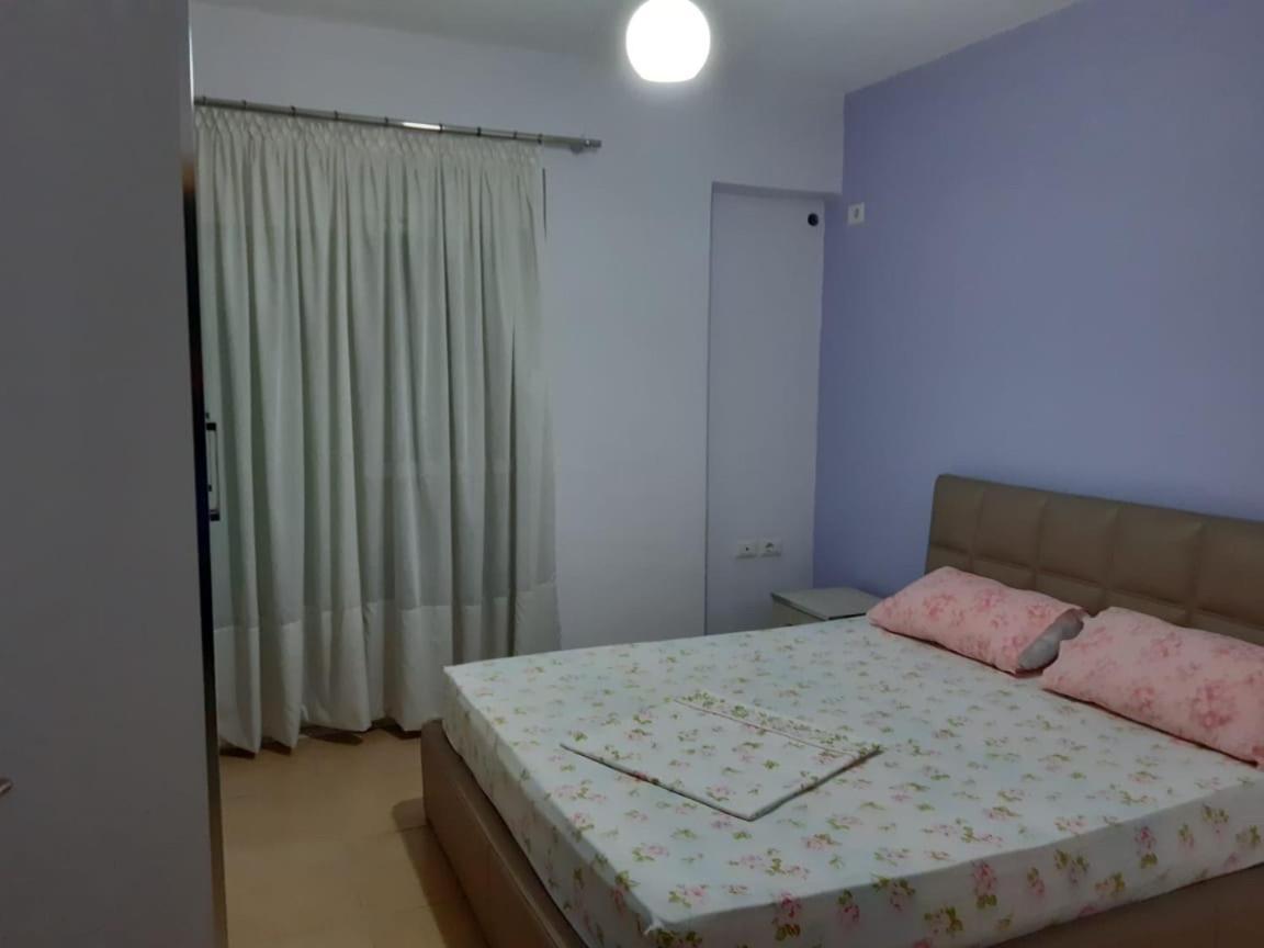 Xhulio Apartments Sarandë Buitenkant foto