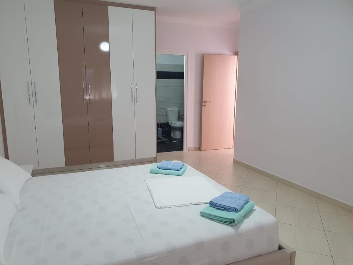 Xhulio Apartments Sarandë Buitenkant foto