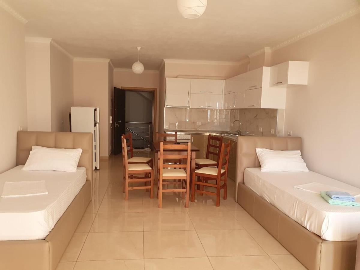 Xhulio Apartments Sarandë Buitenkant foto
