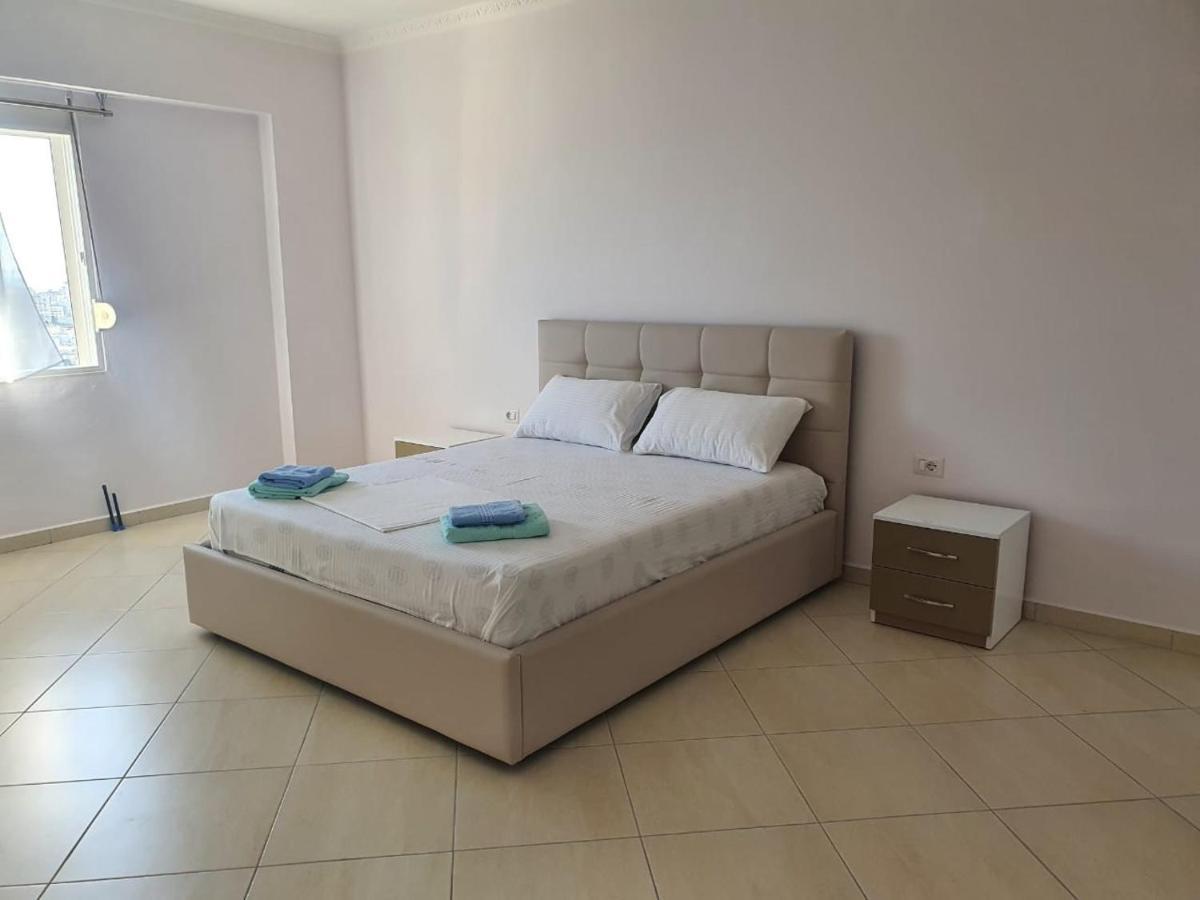 Xhulio Apartments Sarandë Buitenkant foto