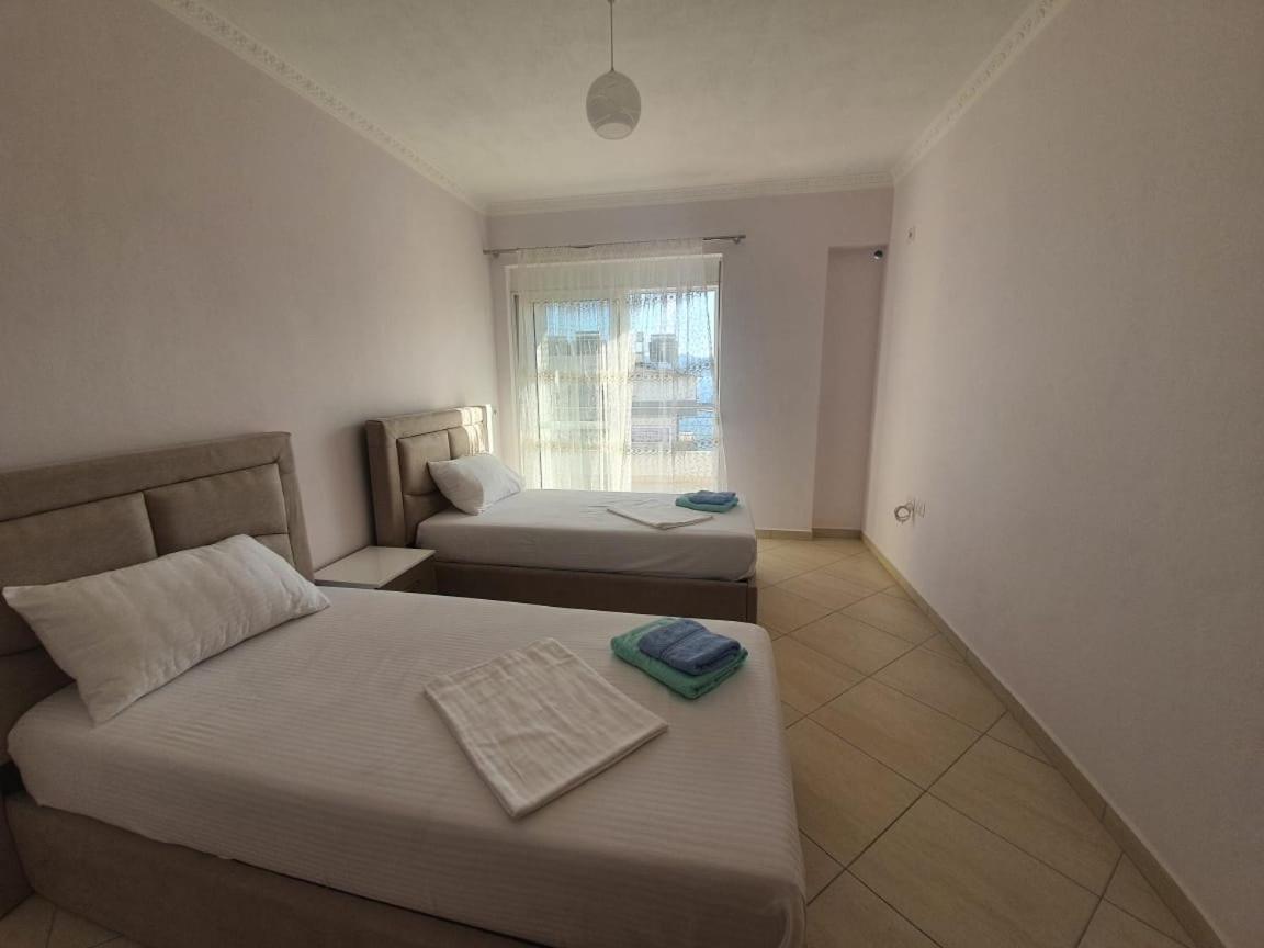 Xhulio Apartments Sarandë Buitenkant foto