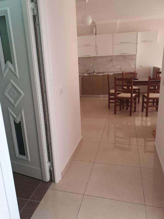 Xhulio Apartments Sarandë Buitenkant foto