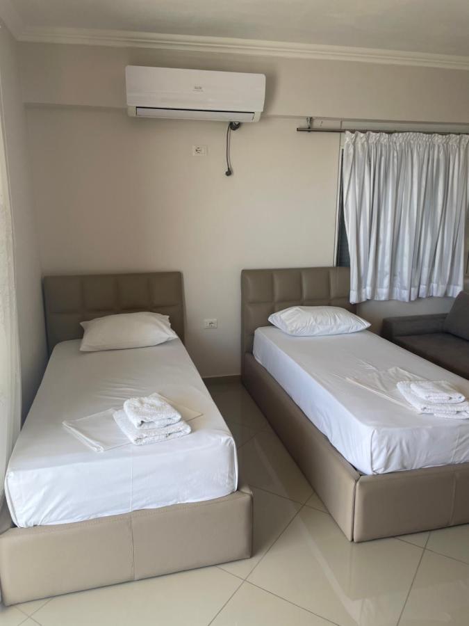 Xhulio Apartments Sarandë Buitenkant foto
