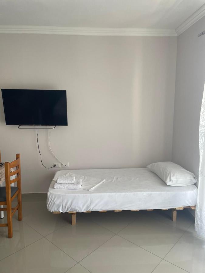 Xhulio Apartments Sarandë Buitenkant foto