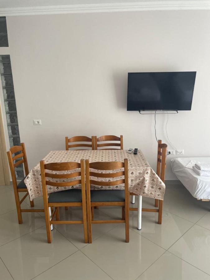 Xhulio Apartments Sarandë Buitenkant foto