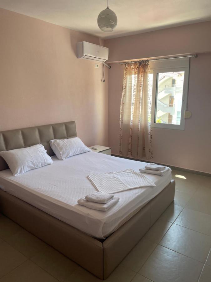 Xhulio Apartments Sarandë Buitenkant foto