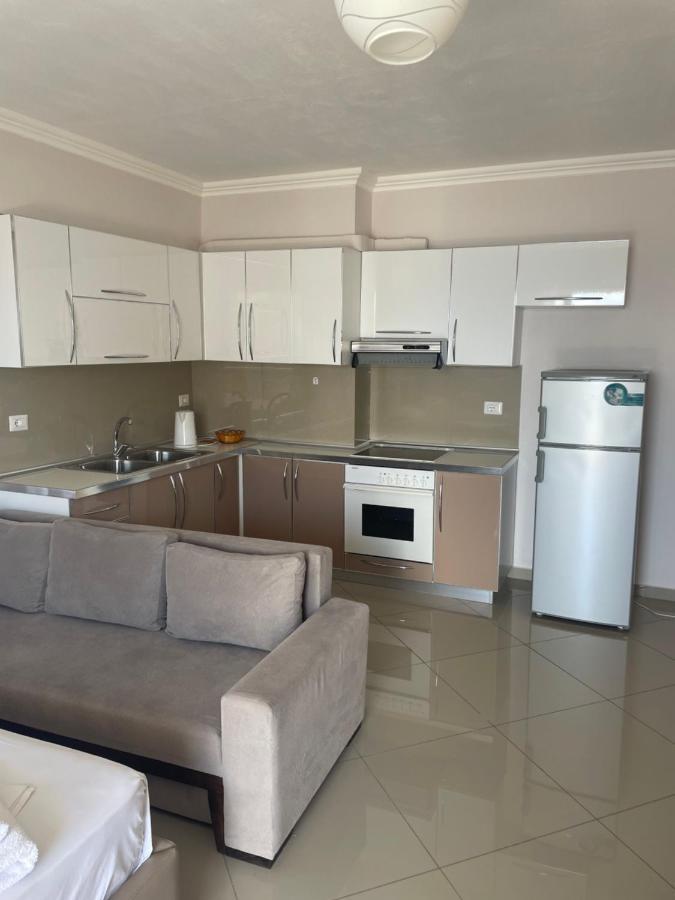 Xhulio Apartments Sarandë Buitenkant foto
