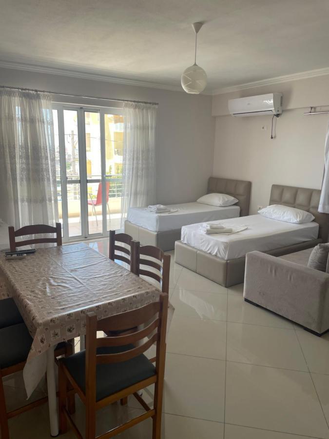 Xhulio Apartments Sarandë Buitenkant foto
