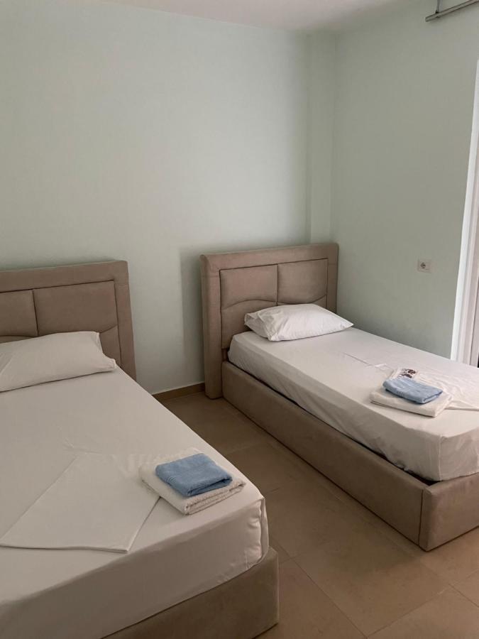 Xhulio Apartments Sarandë Buitenkant foto