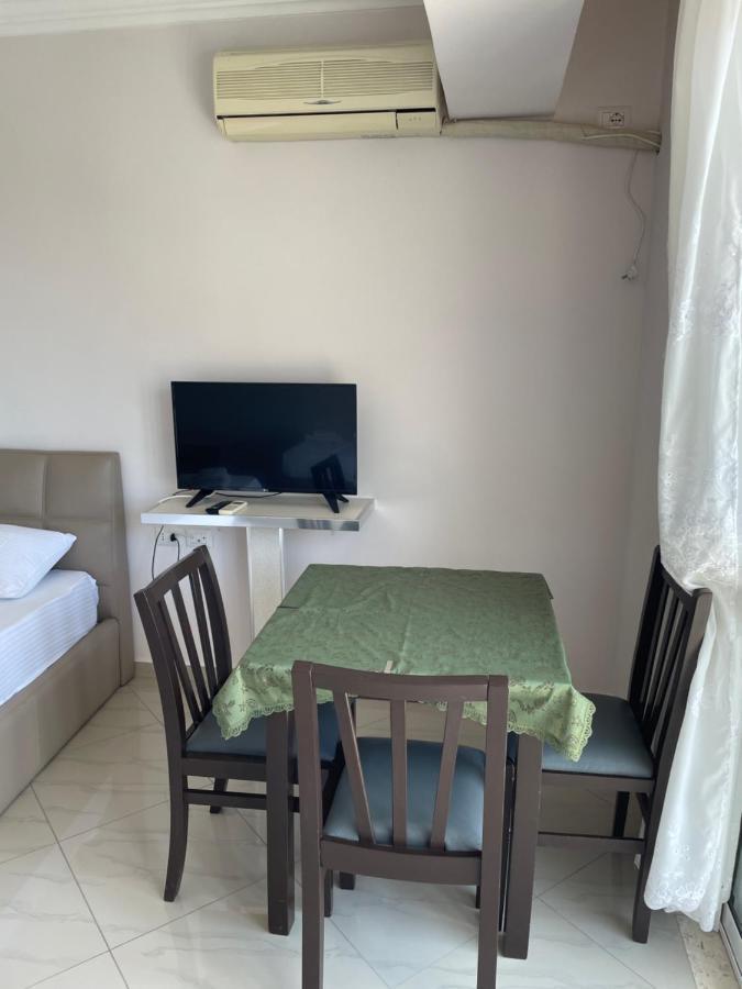 Xhulio Apartments Sarandë Buitenkant foto
