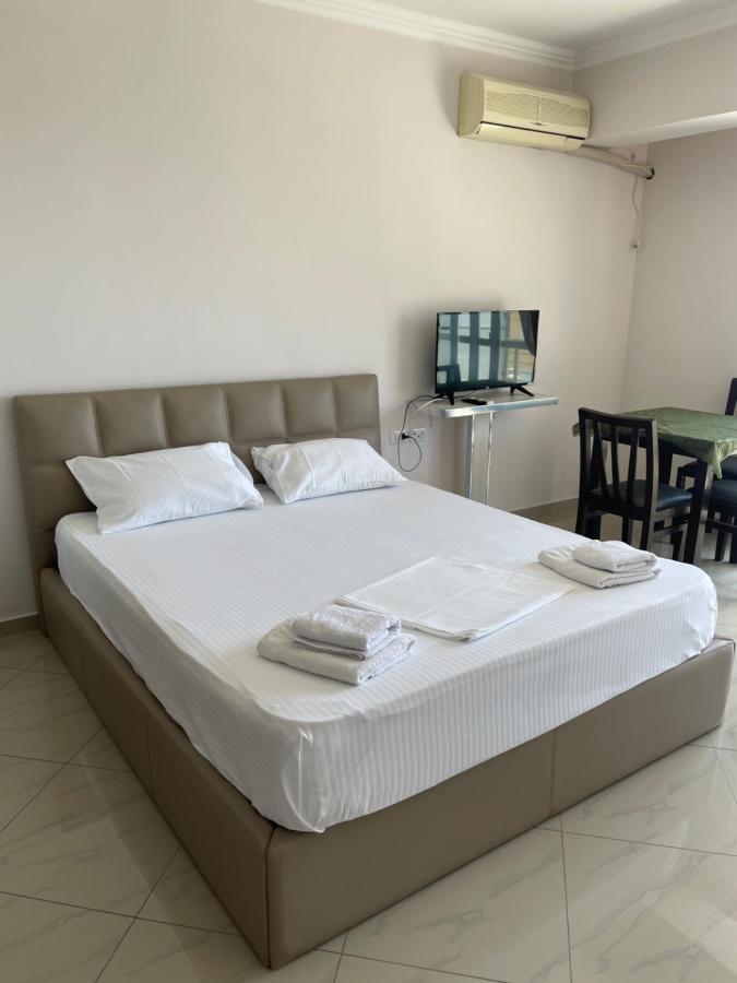 Xhulio Apartments Sarandë Buitenkant foto