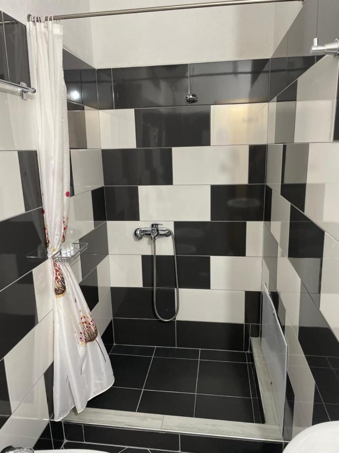 Xhulio Apartments Sarandë Buitenkant foto