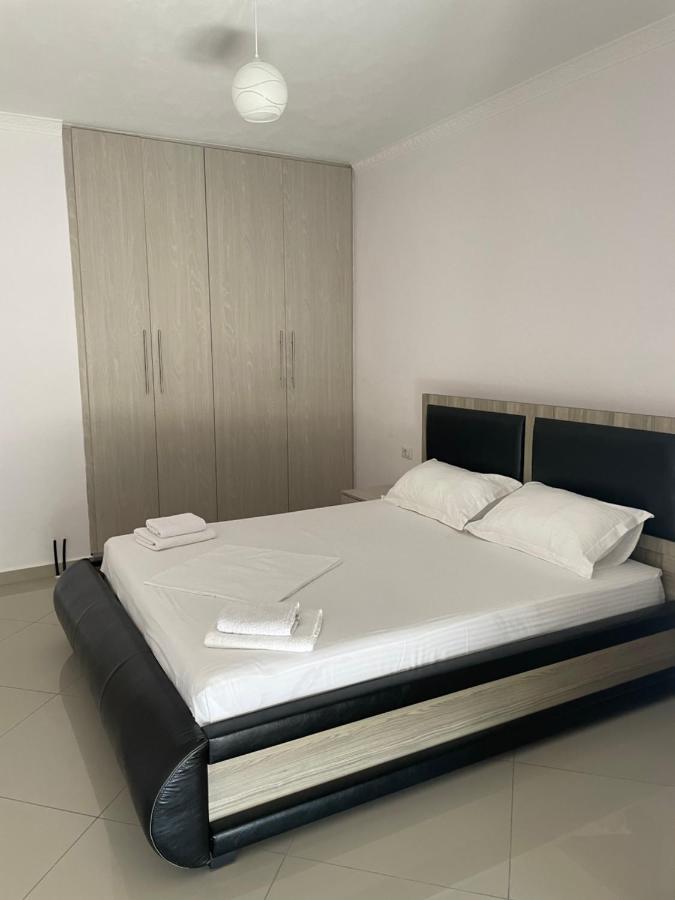 Xhulio Apartments Sarandë Buitenkant foto