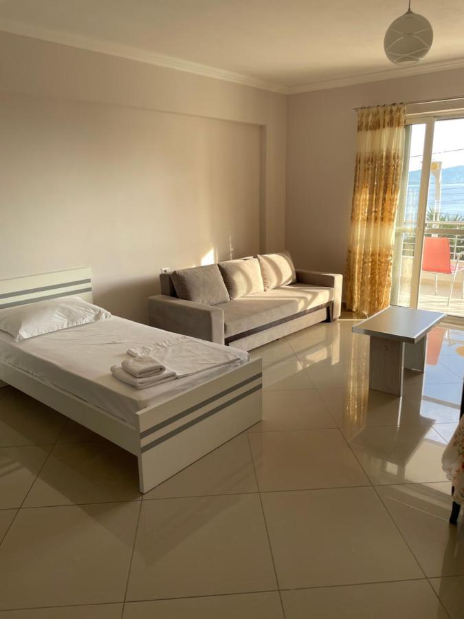 Xhulio Apartments Sarandë Buitenkant foto