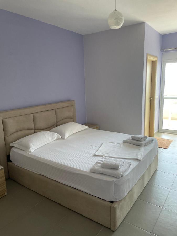 Xhulio Apartments Sarandë Buitenkant foto