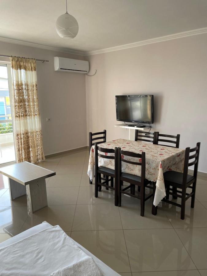 Xhulio Apartments Sarandë Buitenkant foto