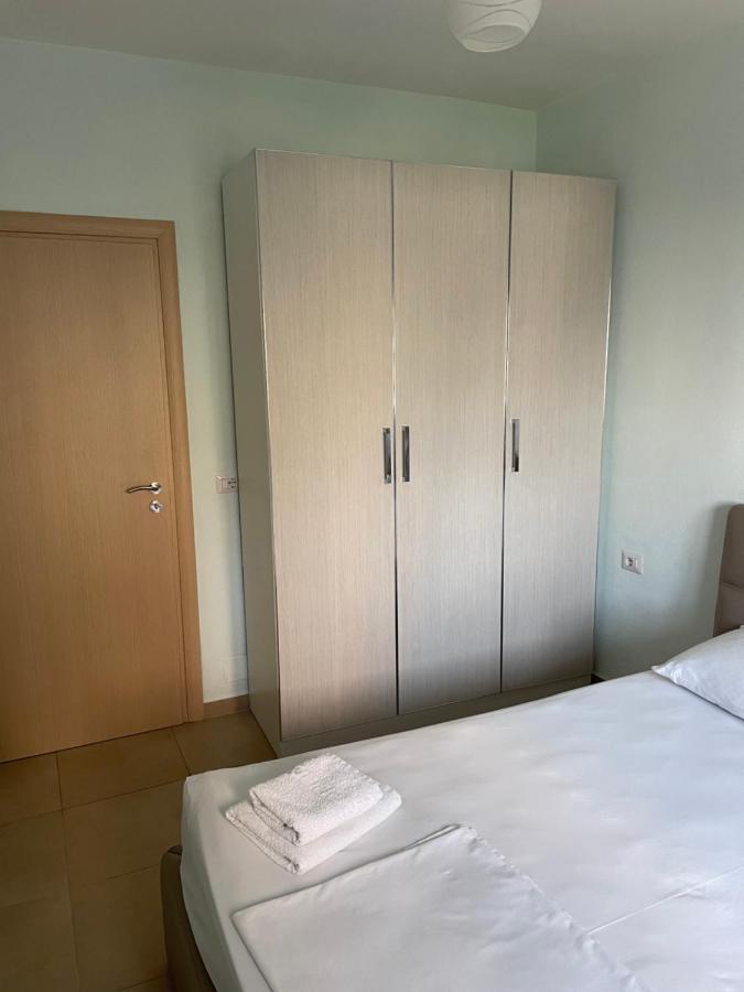 Xhulio Apartments Sarandë Buitenkant foto