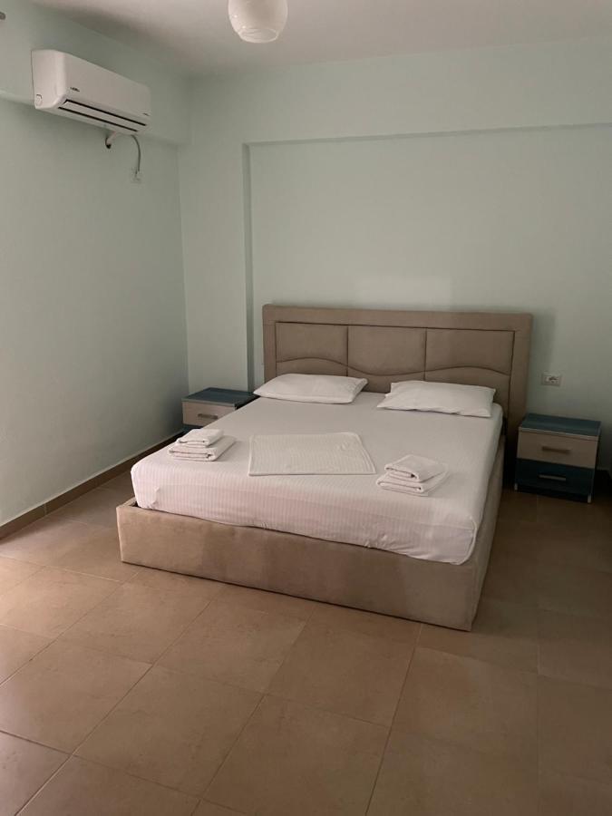Xhulio Apartments Sarandë Buitenkant foto