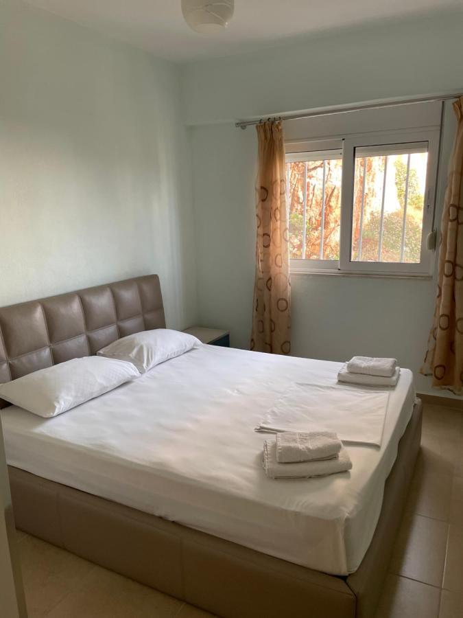 Xhulio Apartments Sarandë Buitenkant foto