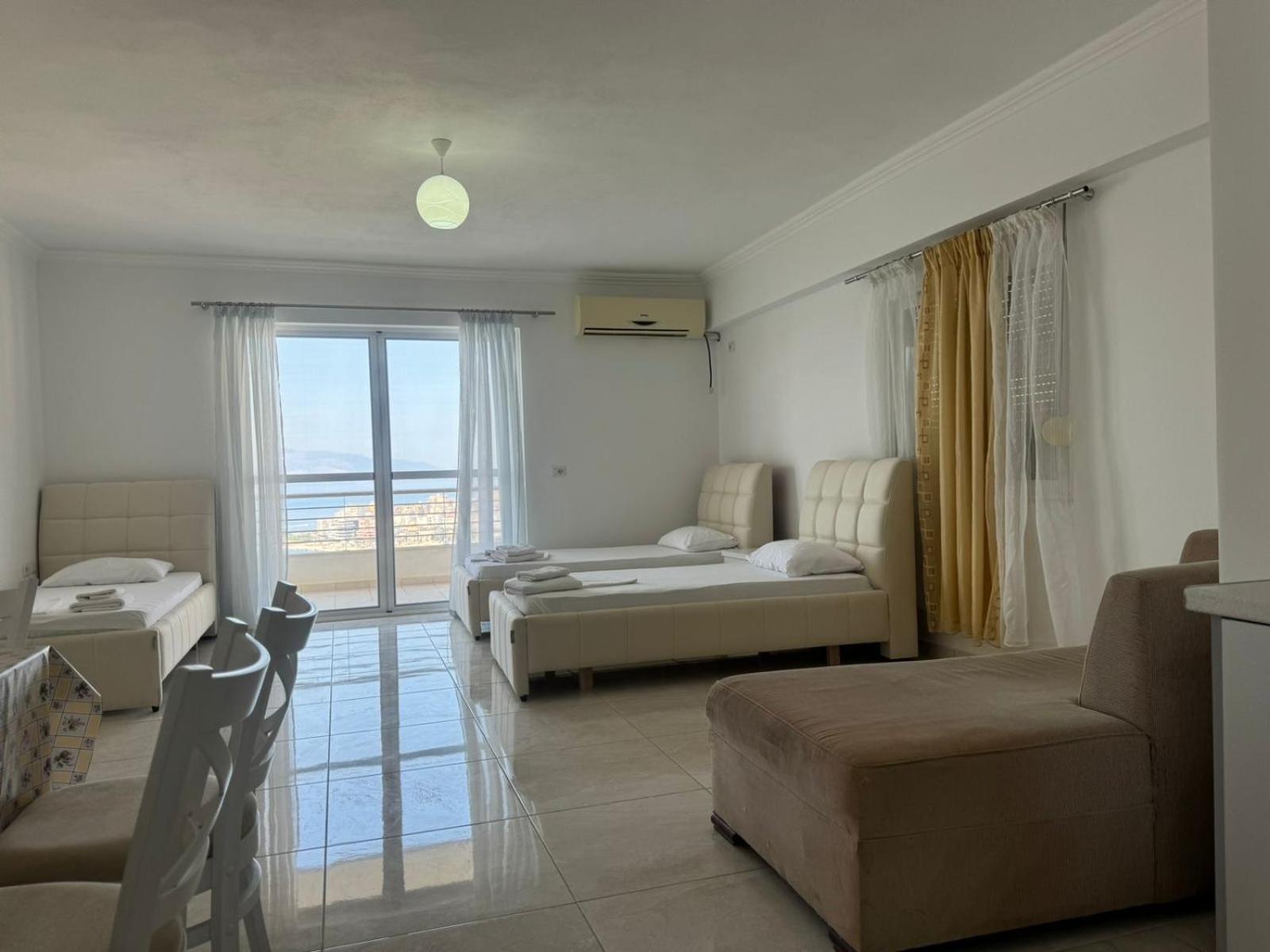 Xhulio Apartments Sarandë Buitenkant foto