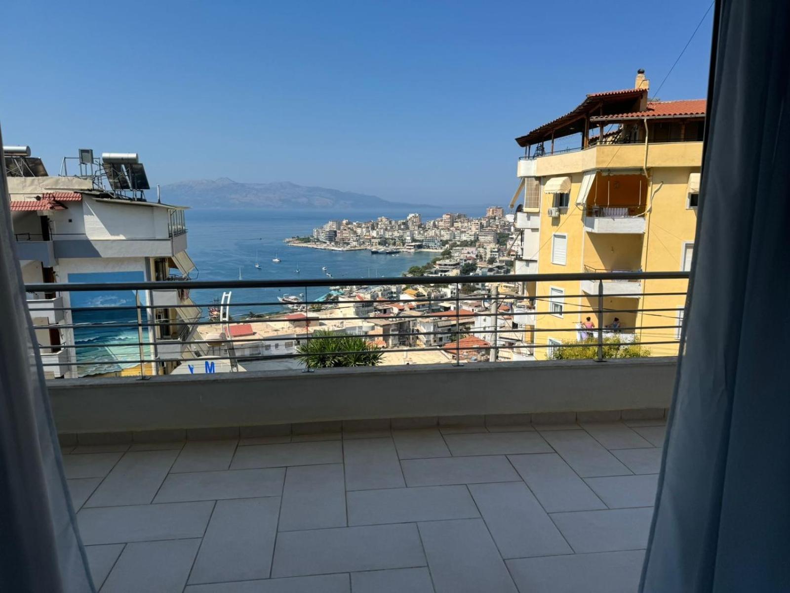 Xhulio Apartments Sarandë Buitenkant foto