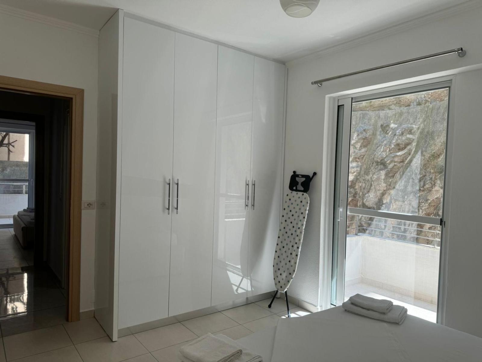 Xhulio Apartments Sarandë Buitenkant foto