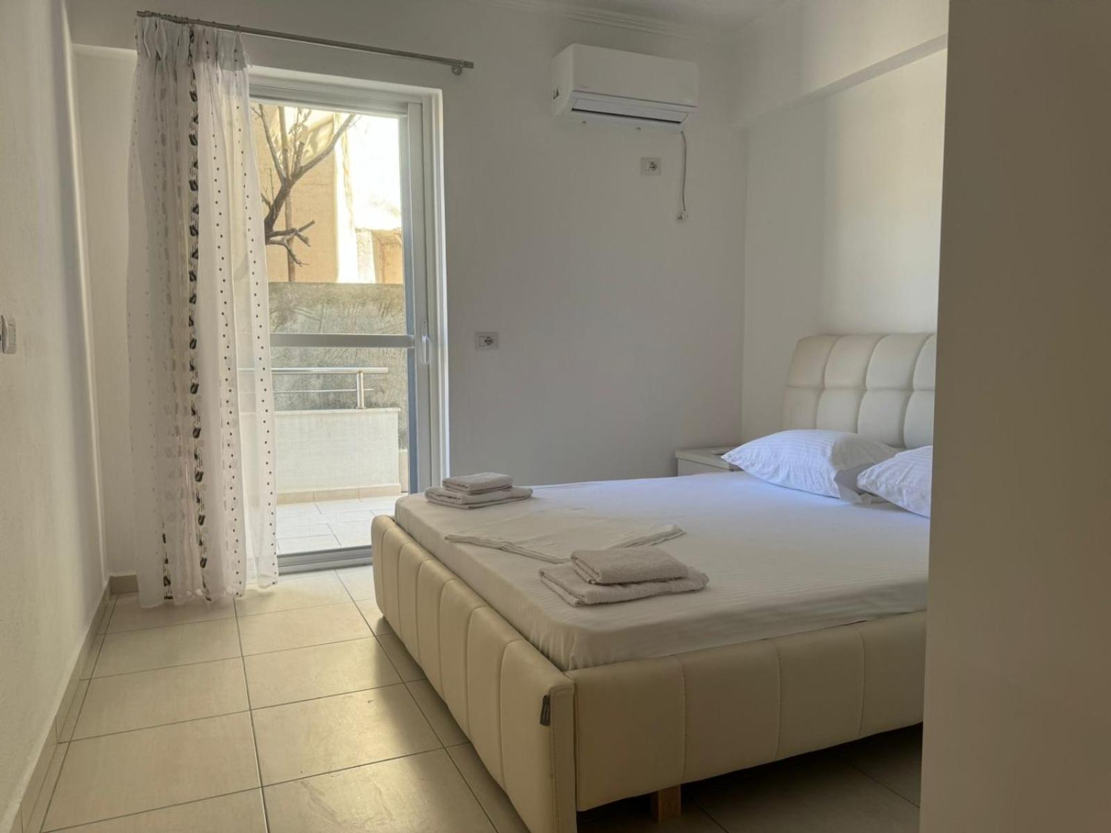 Xhulio Apartments Sarandë Buitenkant foto