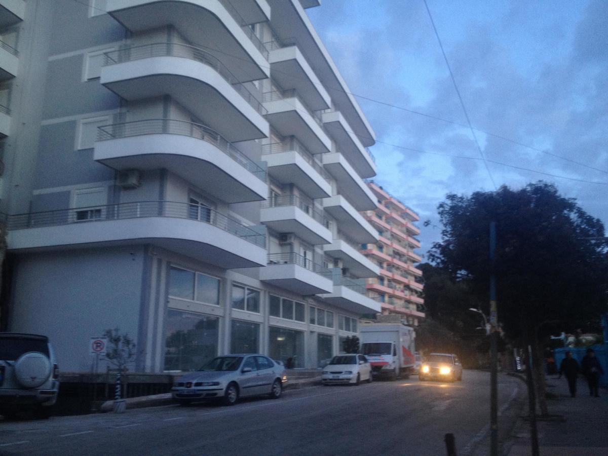 Xhulio Apartments Sarandë Buitenkant foto