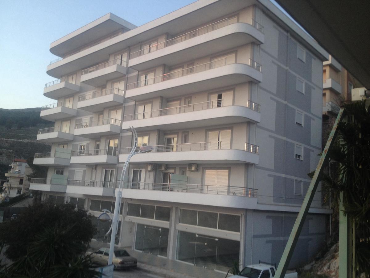 Xhulio Apartments Sarandë Buitenkant foto