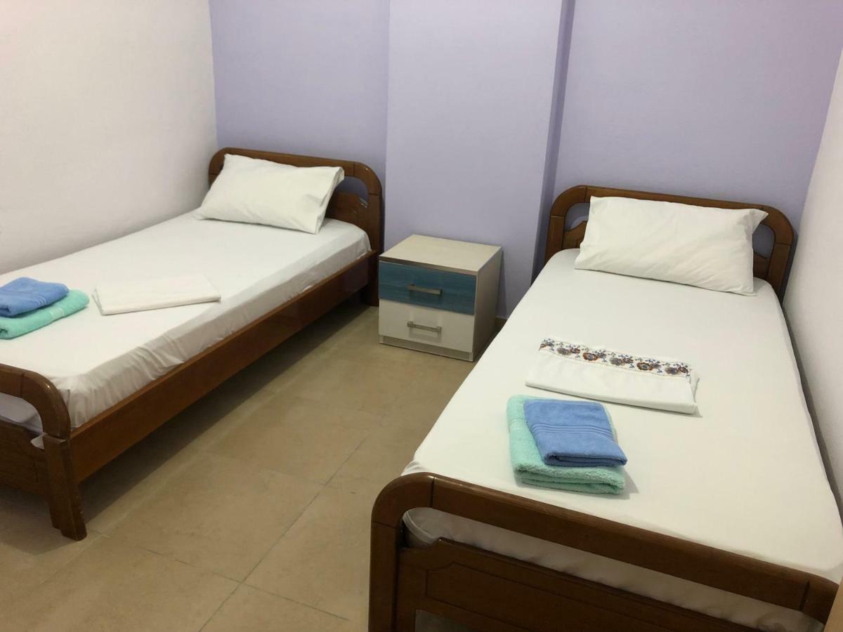 Xhulio Apartments Sarandë Buitenkant foto