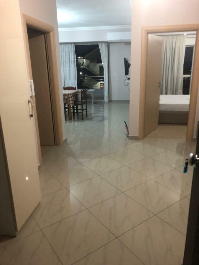 Xhulio Apartments Sarandë Buitenkant foto