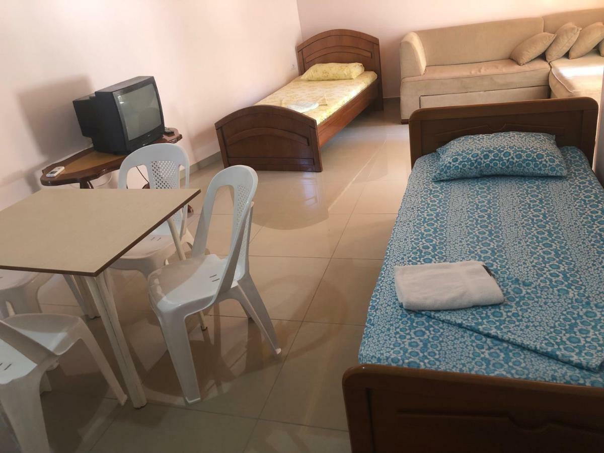 Xhulio Apartments Sarandë Buitenkant foto