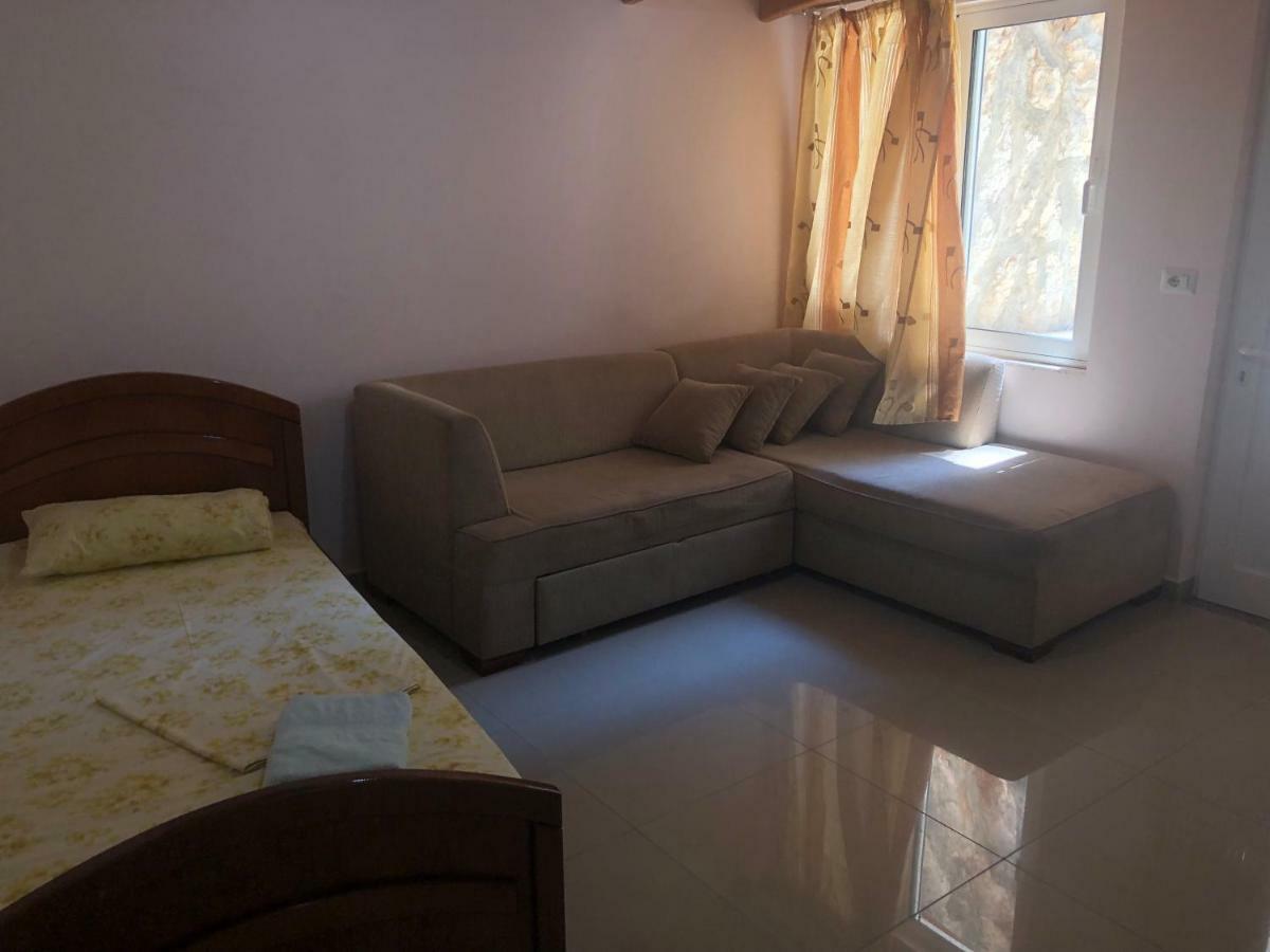 Xhulio Apartments Sarandë Buitenkant foto